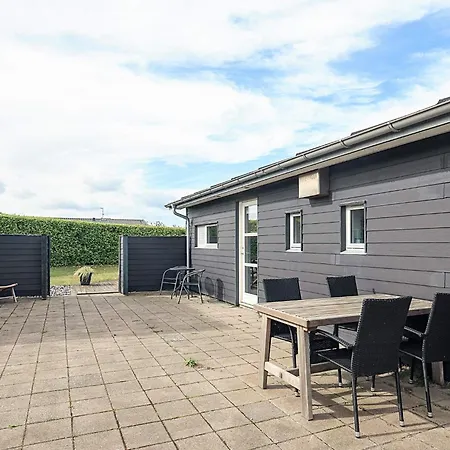 4 Star In Karrebaeksminde